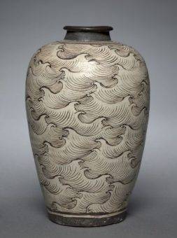 wave pattern on vase